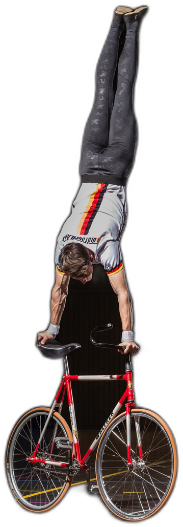 Max Maute im Handstand auf dem Kunstrad