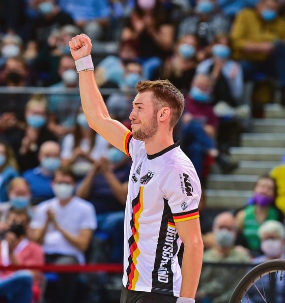 Max Maute als Vize-Weltmeister mit gehobener Faust